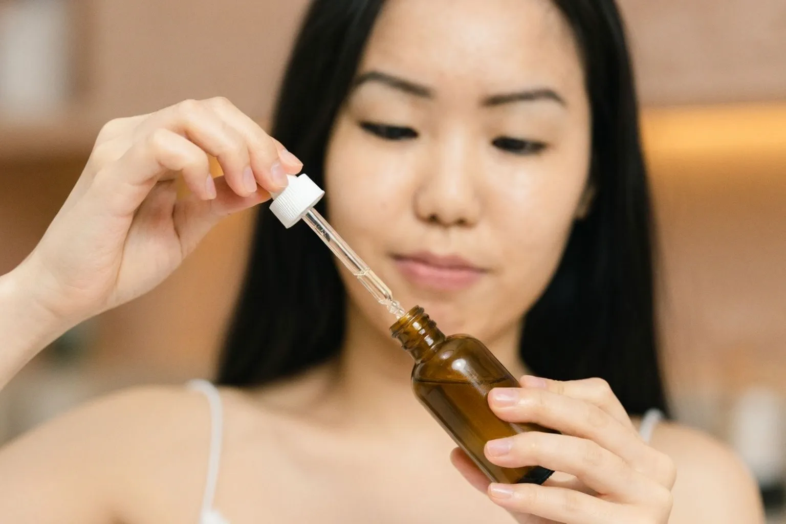 Cómo adaptar tu rutina de cuidado facial según la década de vida