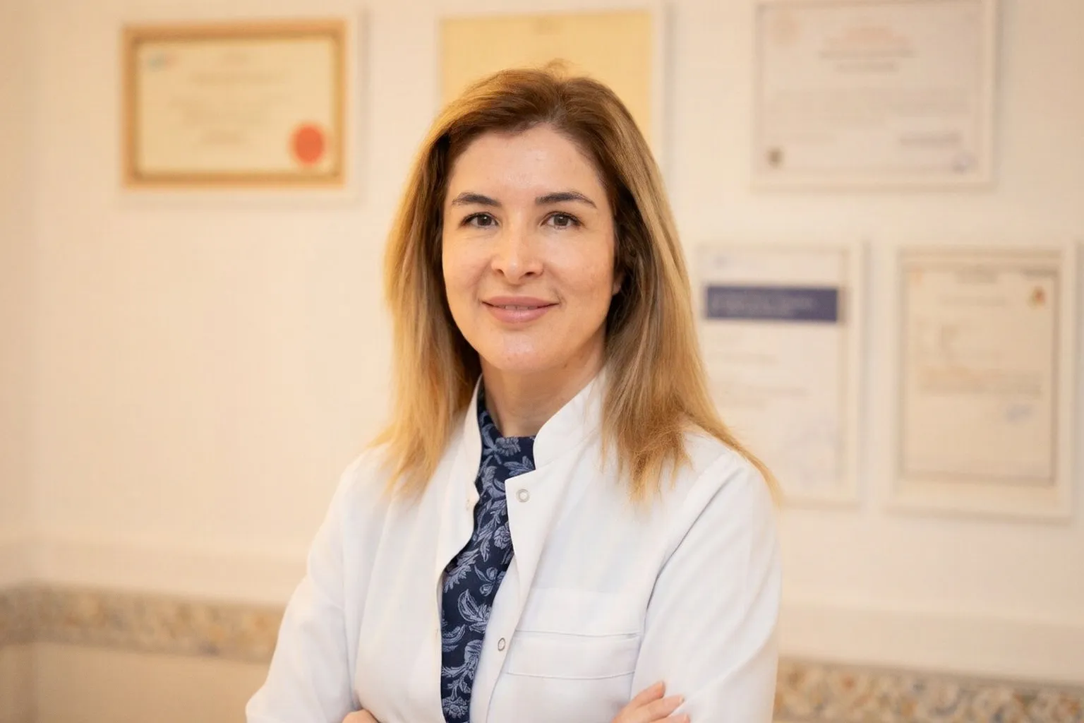 Contorno facial mínimamente invasivo: precisión anatómica frente a la acumulación de tratamientos